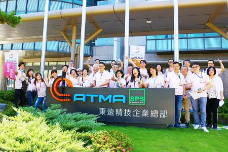 Billede af gruppe, der besøger ATMA hovedkontor